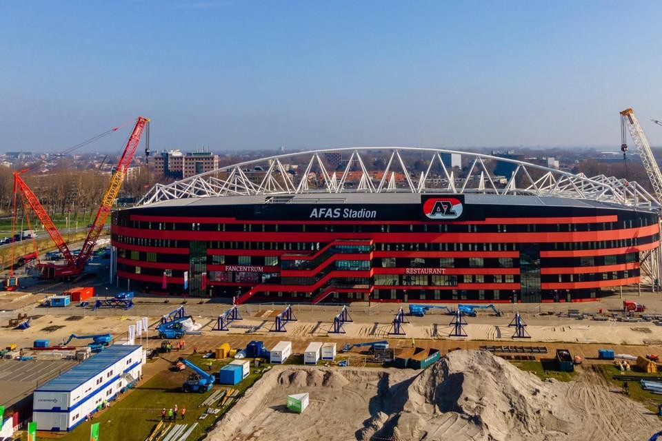 Maart vorig jaar bereikten de werkzaamheden aan het AZ-stadion het hoogste punt, toen de megatruss (de grote witte boogconstructie) werd aangebracht.