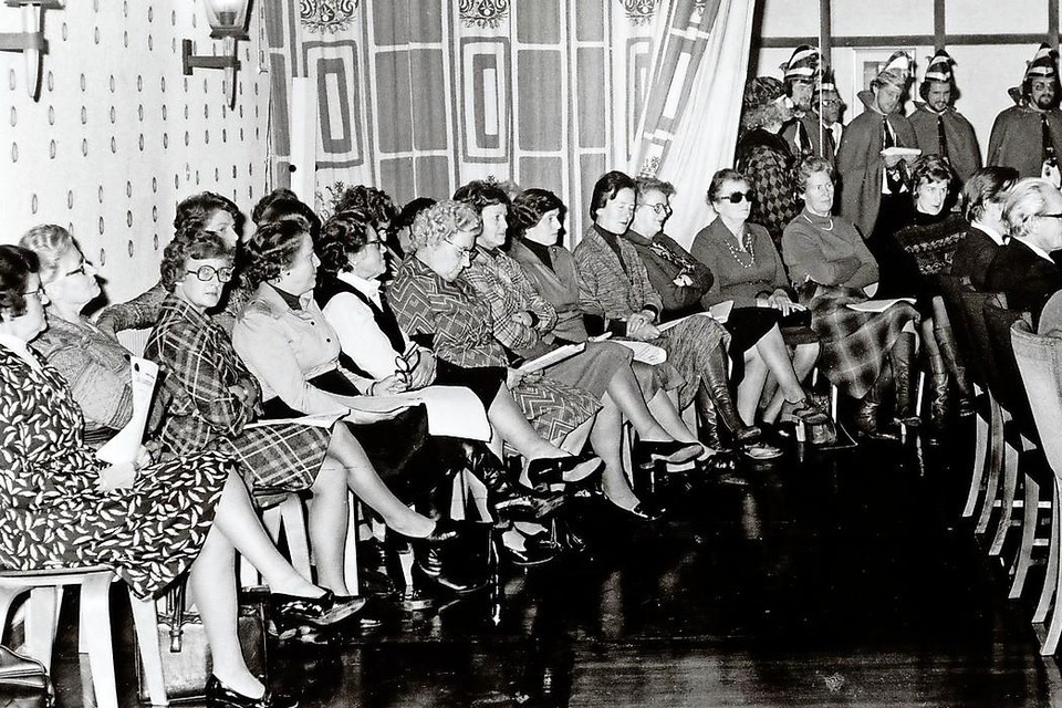 Plattelandsvrouwen op bezoek in een raadsvergadering van Wieringermeer in 1977, na afloop van een informatiedag over de werkwijze van de gemeente. Prins Carnaval en zijn gevolg waren er ook.