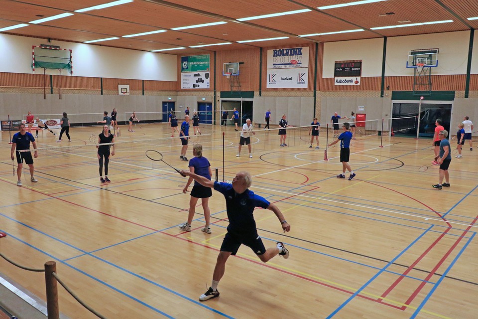 De badmintonspelers van BC IJmond zijn blij dat ze weer in de sporthal kunnen trainen.