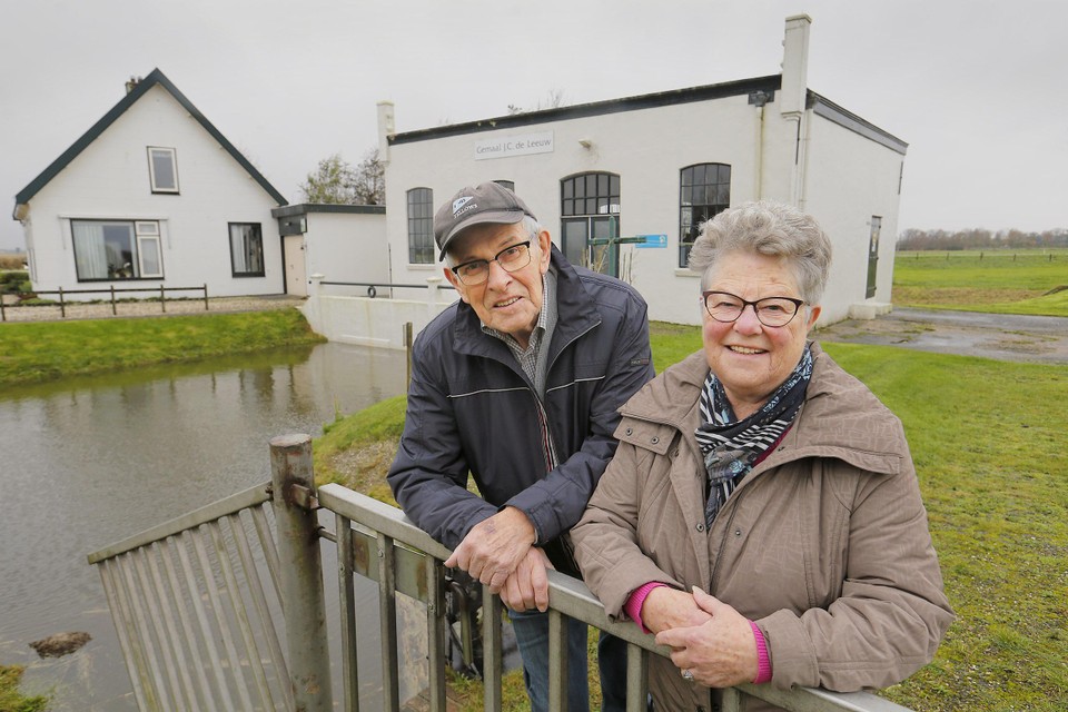Links hun huis, rechts het gemaalgebouw waar het echtpaar Driesprong al sinds 1973 naast woont.