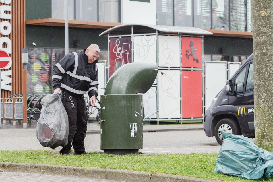 Ashari van Haastert heeft een grote zak met vuilnis uit de afvalbak gehaald.