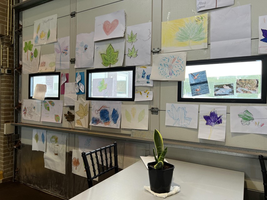 The children's drawings brighten up the shared living room.