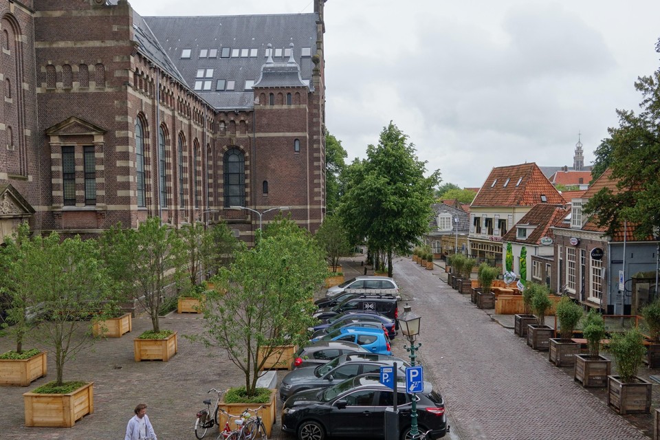 De elf parkeerplaatsen die al extra zijn gemaakt op het Kerkplein.