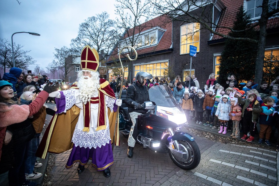 Sinterklaas komt aan per motor bij de Liduinaschool aan de Timorstraat in Haarlem-Noord.