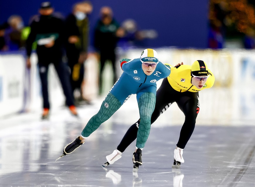 Irene Schouten (links) en Antoinette de Jong in actie op de 3000 meter tijdens de tweede dag van het olympisch kwalificatietoernooi langebaanschaatsen in Thialf.