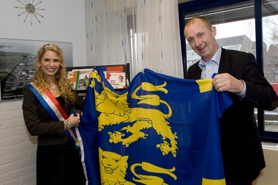 Een West-Friese vlag voor Hoorns nieuwste trots. (Foto Marcel Rob)