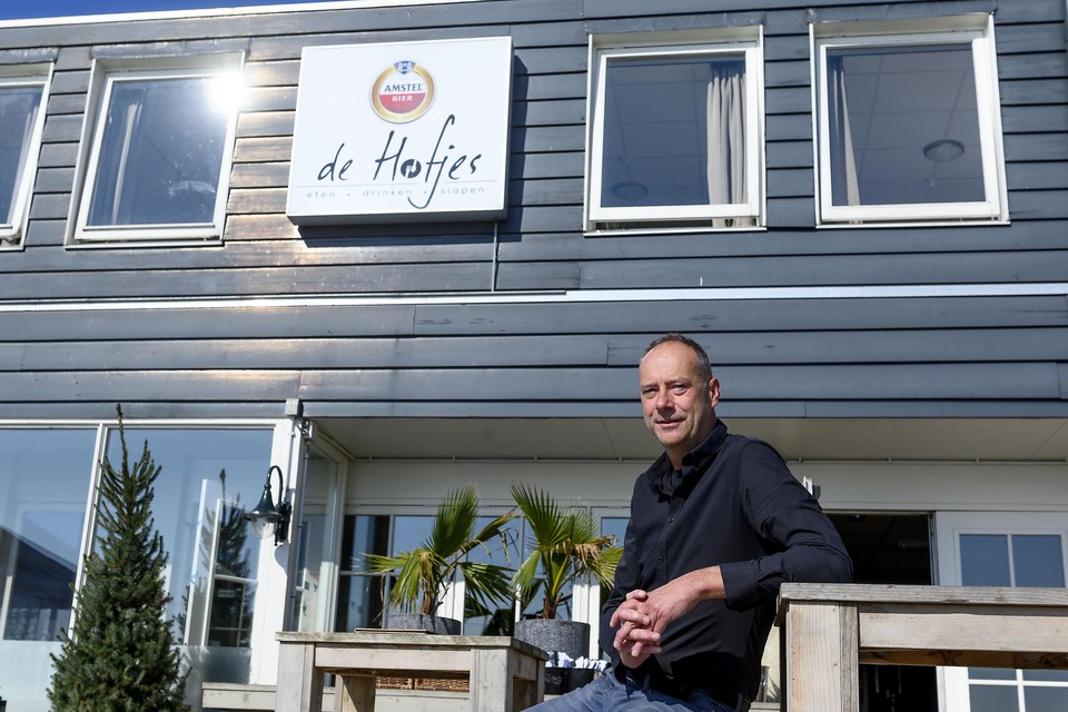 Ernst van ’t Hof op het terras van zijn hotel-restaurant de Hofjes.