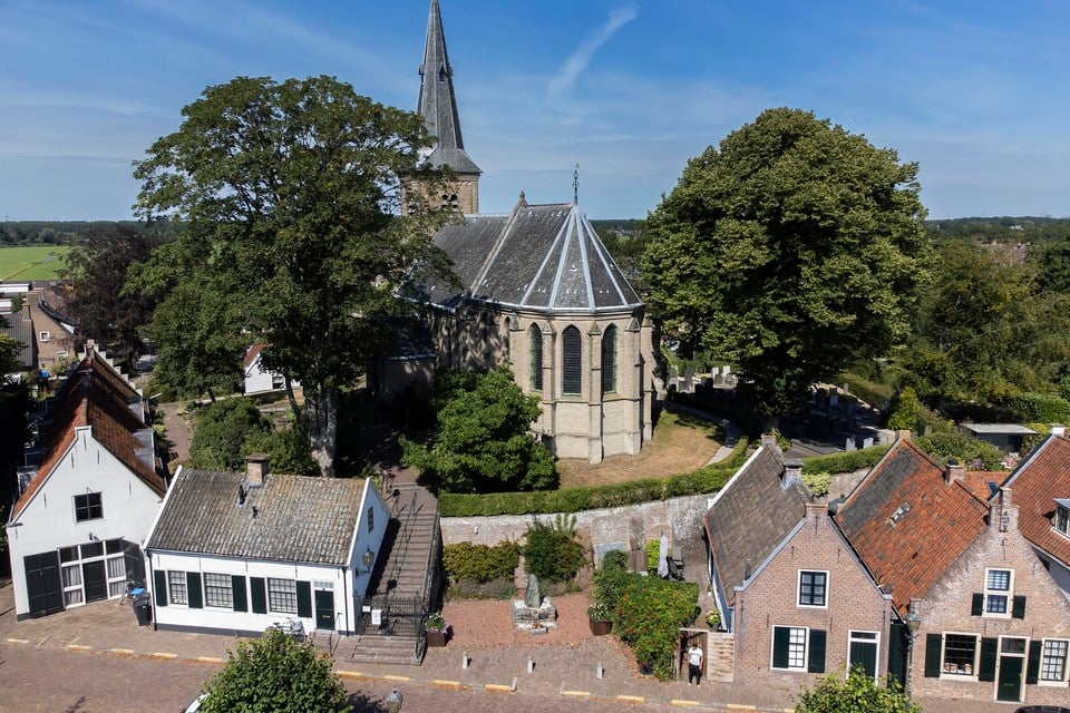De Kerkstraat met oorlogsmonument en op de achtergrond de Willibrordkerk.