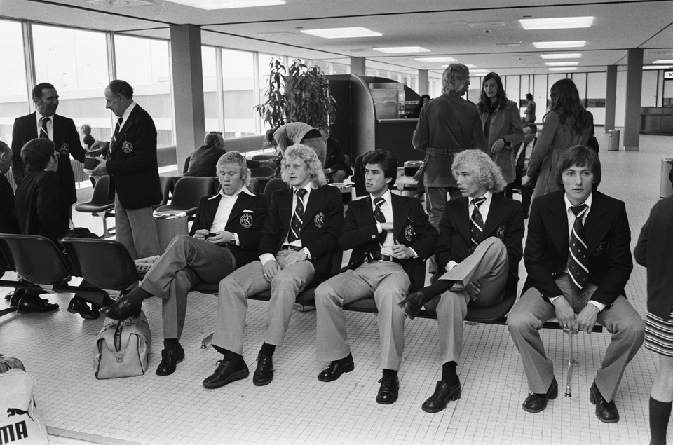 Spelers van het Nederlands elftal op Schiphol, wachtend op het vertrek naar Belgrado. Van links naar rechts: Wim Rijsbergen, Kees Kist, Bobby Vosmaer, Henk van Rijnsoever en Bert van Marwijk.