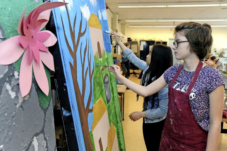 Cindy Do en Fenna de Geus (vooraan) leggen de laatste hand aan de beschildering 

















van het decorstuk ’dorp van Mowgli’.