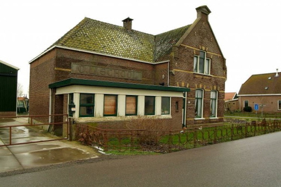 gerestaureerde oude school van Dik Trom in Etersheim