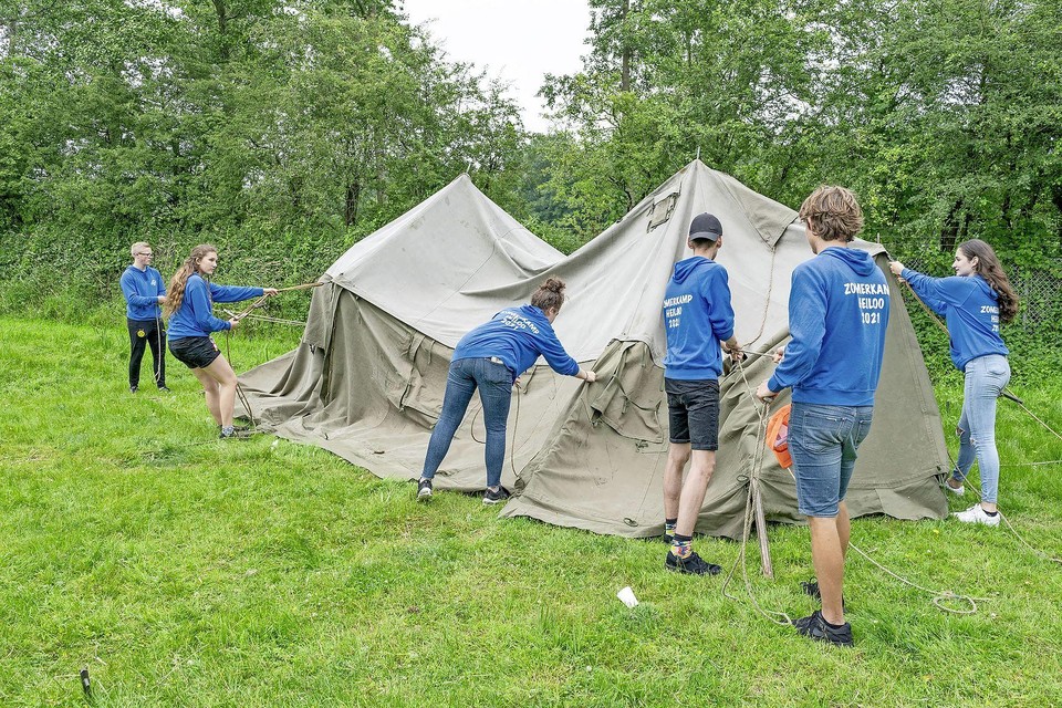 De leiding was gistermiddag nog bezig met het afbreken van het kamp. Een coronabesmetting zette een streep door het zomerkamp in het Heilooërbos.