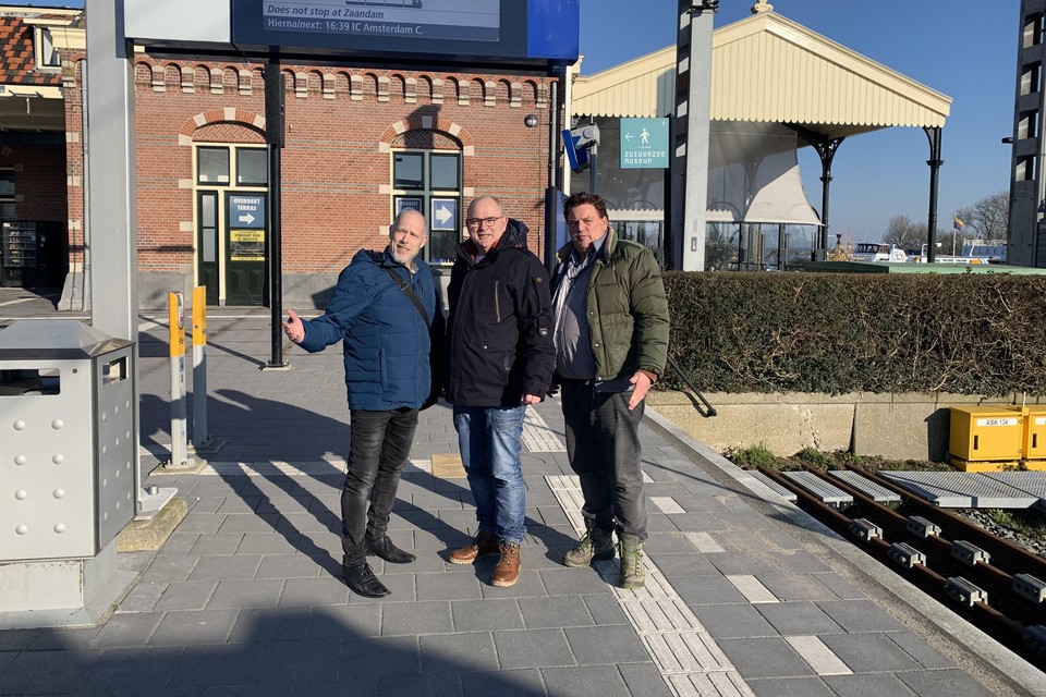 Cees Hanemaaijer, Jan van der Werf en Gerhard van Galen heten Oekraïners welkom op het station van Enkhuizen.