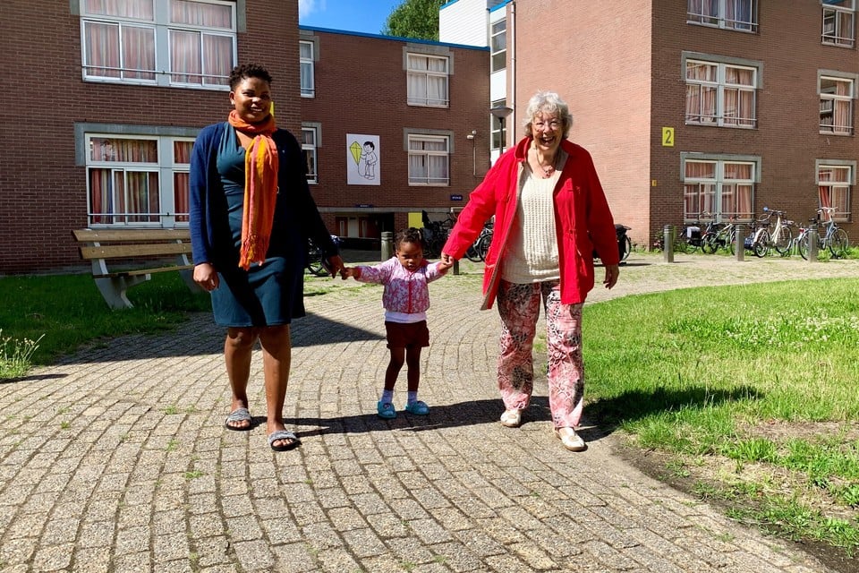 Melvis Nquiawoh met dochtertje Efiendem en Niek van der Veen