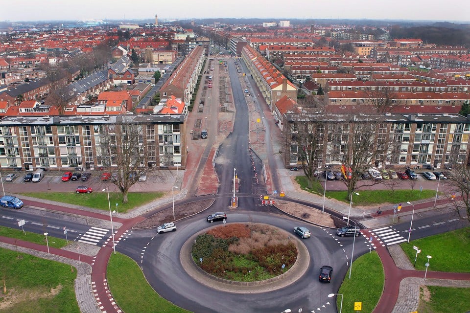 Doorkijk in de Lange Nieuwstraat met op de rotonde twee ankerpunten van Dudoks stedenbouwkundig plan uit de wederopbouw.