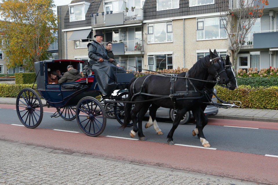 Ad Snip stuurt de koets met meneer Licht door de binnenstad van Hoorn.