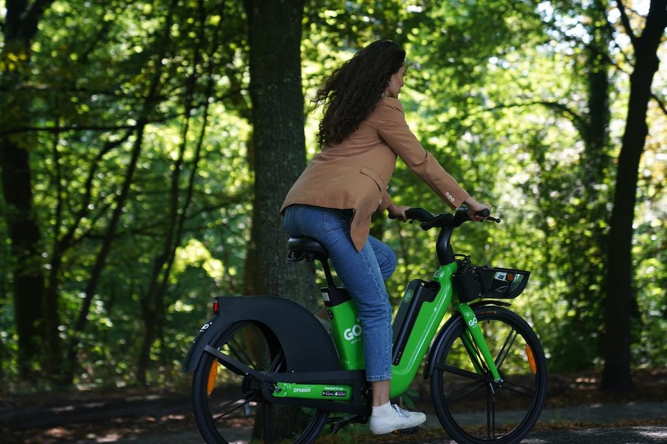 GO Sharing is dinsdag gestart met het plaatsen van honderd elektrische deelscooters en e-bikes Bussum, Naarden en Muiderberg.
