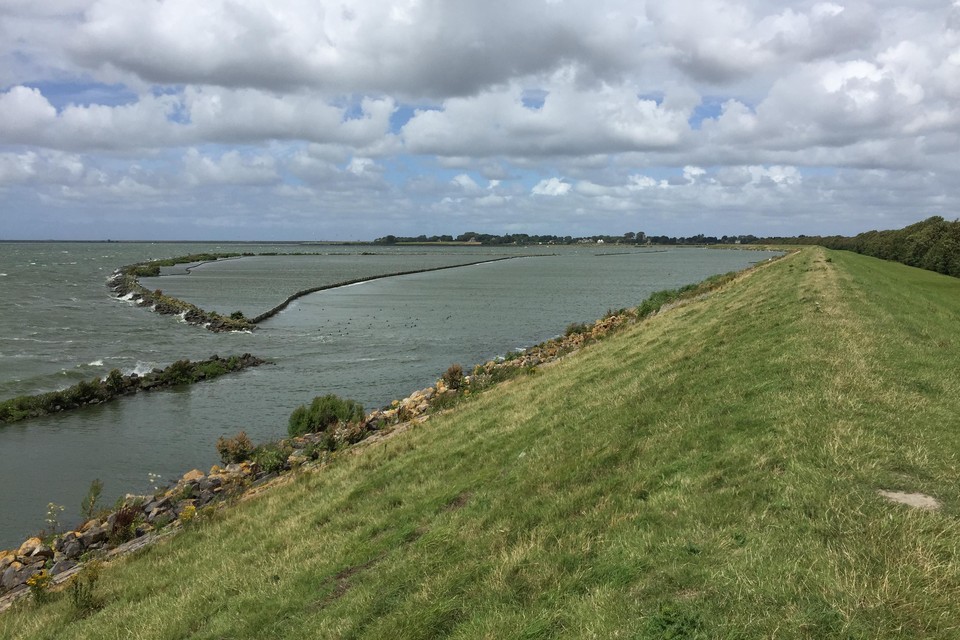 De Amstelmeerdijk aan de noordelijke rand van de Wieringermeer. Links het Amstelmeer.