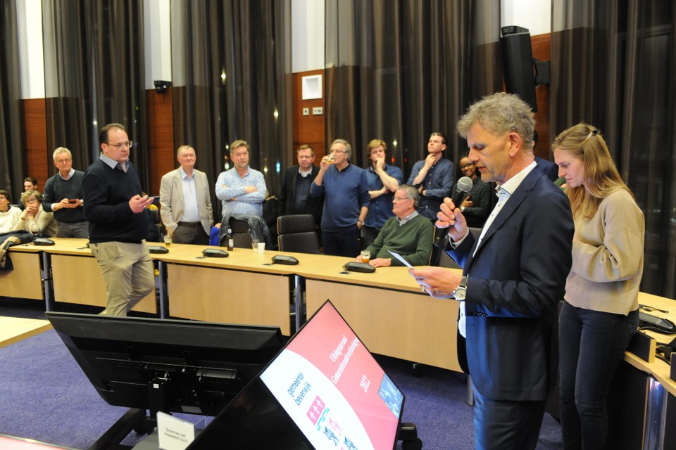 Martijn Smit (rechts) in de raadszaal van zijn eigen gemeente Beverwijk. Hij onderzoekt nu de mogelijkheden voor een coalitie in Waterland.