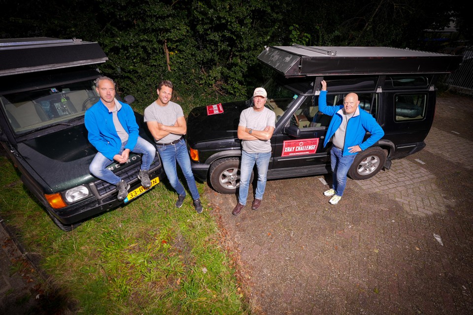 Vanaf links: Rogier Houtkooper, Mathijs Wanders, Ton Conijn en Cees Karhof met de Land Rovers.