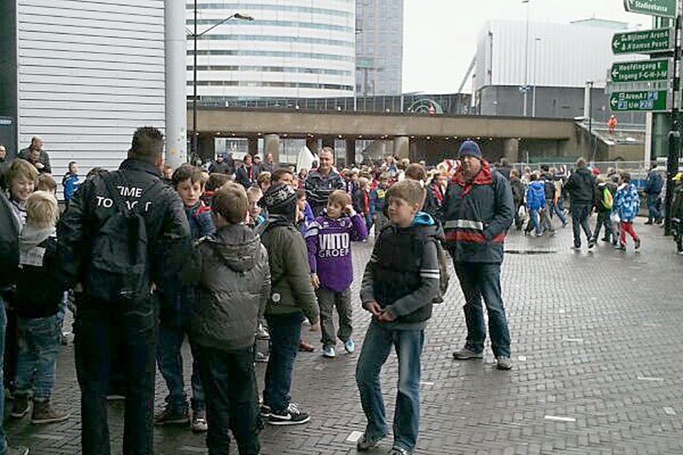 Scholieren wachten bij de Arena op Ajax-AZ. Foto Internetredactie HDC Media