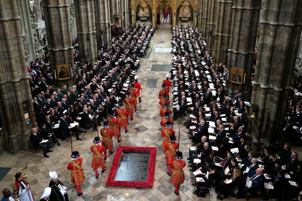 Yeoman's of the Guard arriveren voor de begrafenis van Elizabeth is Westminster Abbey.