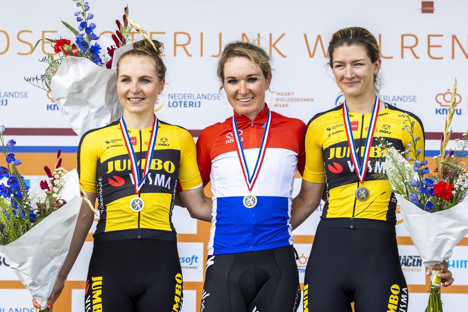 Amy Pieters (midden) poseert als Nederlands kampioene, de titel die ze vorige zomer won.