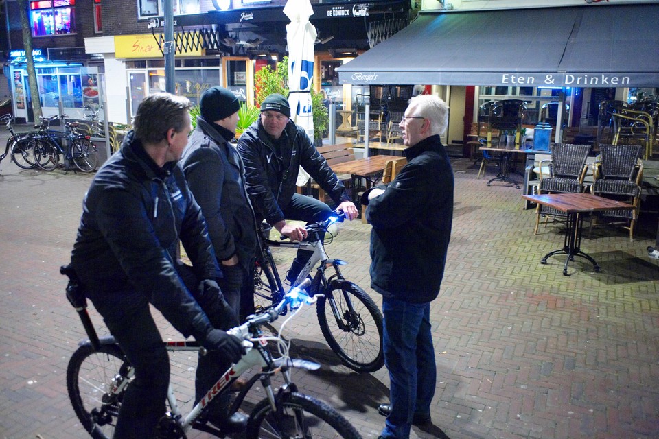 Beveiligers in het centrum van Castricum in februari van dit jaar. Rechts wethouder Kees Rood.