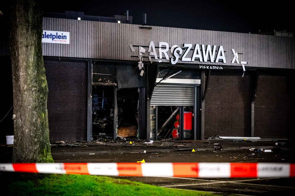 Schade nadat er een explosief is afgegaan bij een Poolse supermarkt aan het Paletplein in Tilburg. De winkel is van binnen verwoest door de brand die na de explosie uitbrak. Het is de vijfde aanslag op een Poolse supermarkt in korte tijd.
