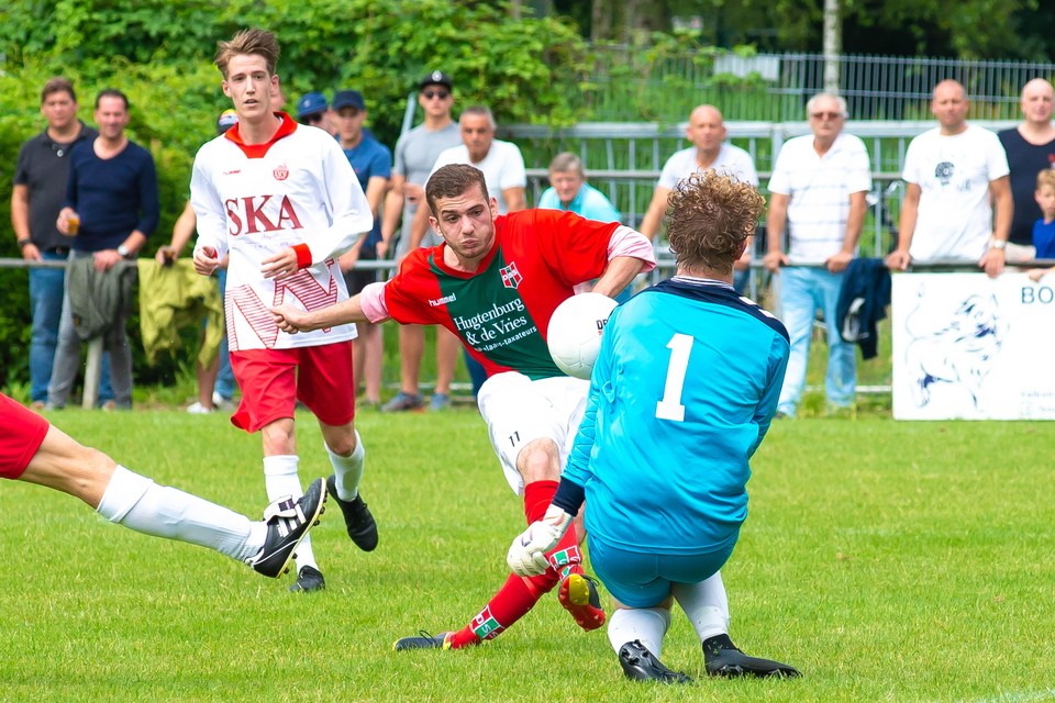 IVV-keeper Guus Zuidema brengt redding in de play-offwedstrijd tegen DSS.