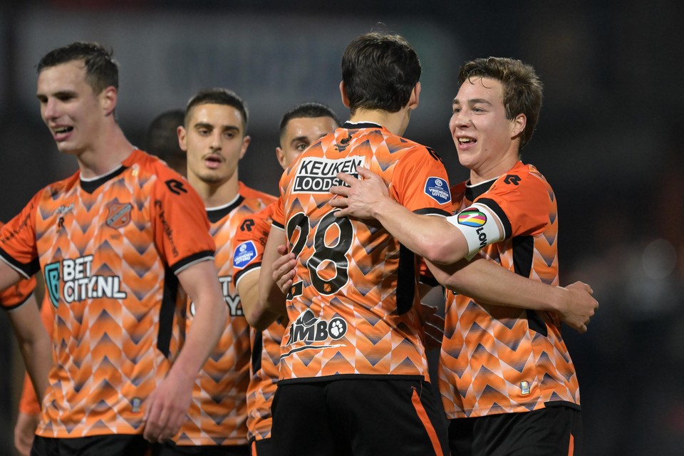 Josh Flint en Carel Eiting van FC Volendam vieren de overwinning na afloop van de eredivisiewedstrijd tegen Fortuna Sittard op 17 maart.