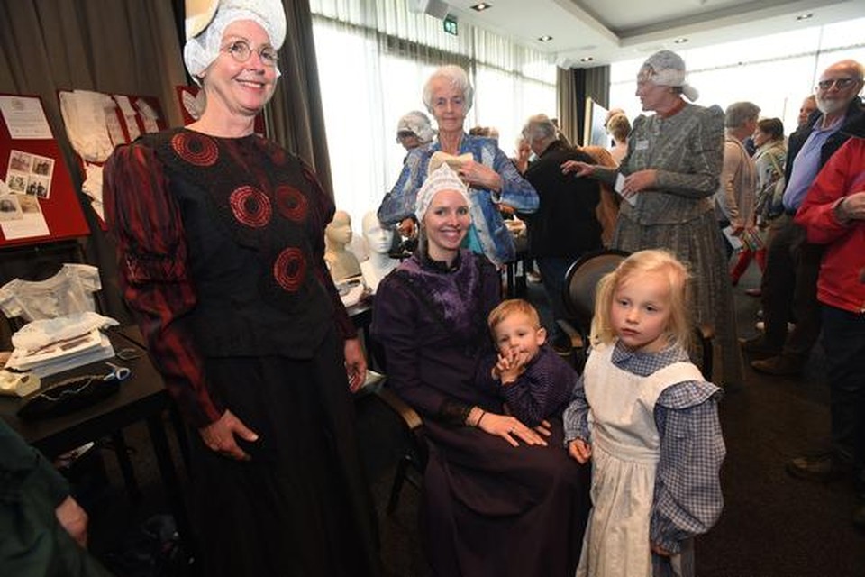 Bij Ellen Meijerink wordt door Barbara Donker van Kap en Dek de kap nog even goed bevestigd, voor ze tijdens de Westfrieslanddag op de foto gaat met haar moeder Carla Zwaan (l) en haar kinderen Eva en Pieter.