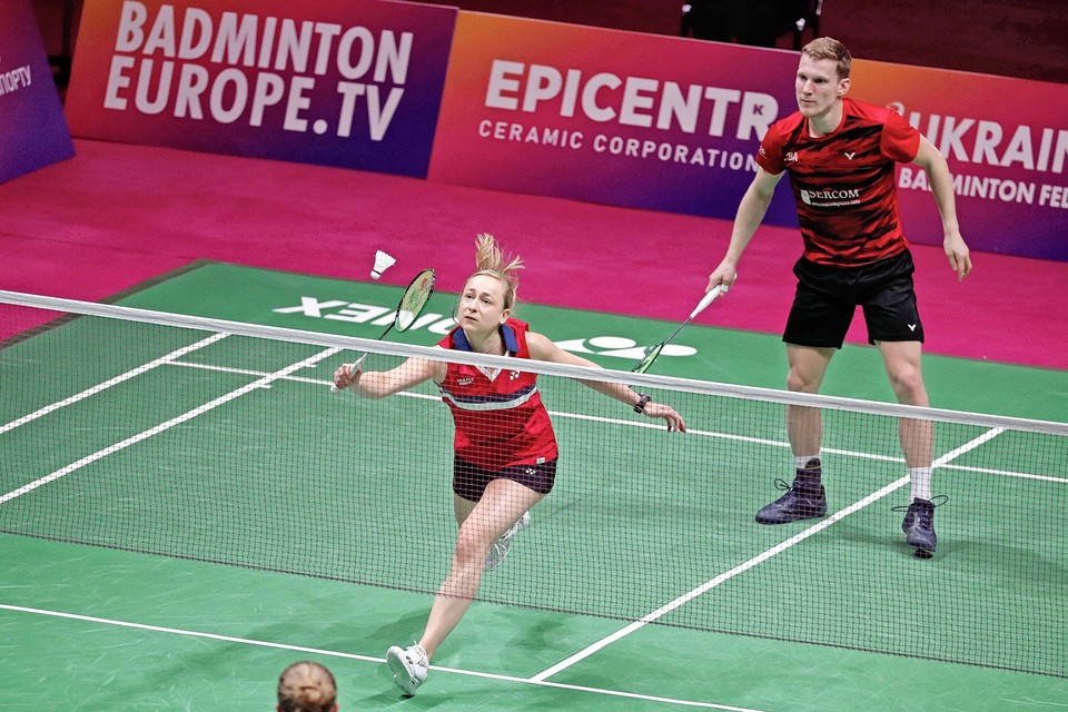 Selena Piek en Robin Tabeling in actie in de achtste finale van het EK badminton in Kiev, tegen het stugge Deense duo Niclas Nohr en Amalie Magelund.