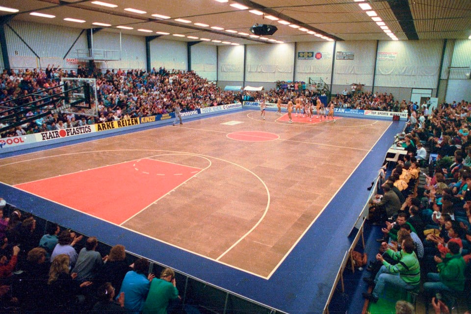 De basketballers van Commodore speelden in een volle Slenk eind jaren tachtig tegen Jugoplastika.