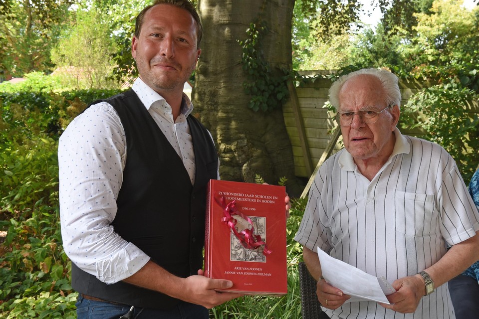 Wethouder Samir Bashara ontvangt uit handen van auteur Arie van Zoonen het eerste exemplaar van het tweeluik ’Zeshonderd jaar scholen en schoolmeesters in Hoorn’.