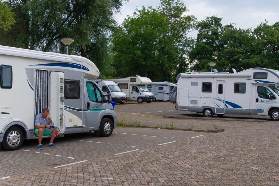 De camperplaats achter station Zaandijk- Zaanse Schans wordt druk gebruikt. ,,We hopen maar dat hij blijft bestaan!’’