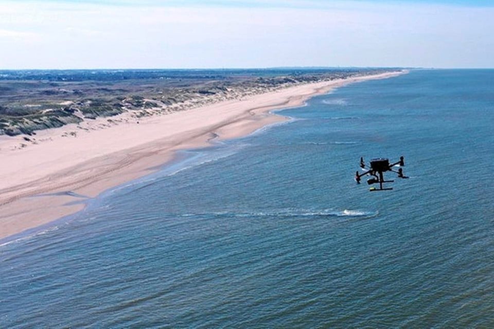 Een drone boven zee in de Noordkop.