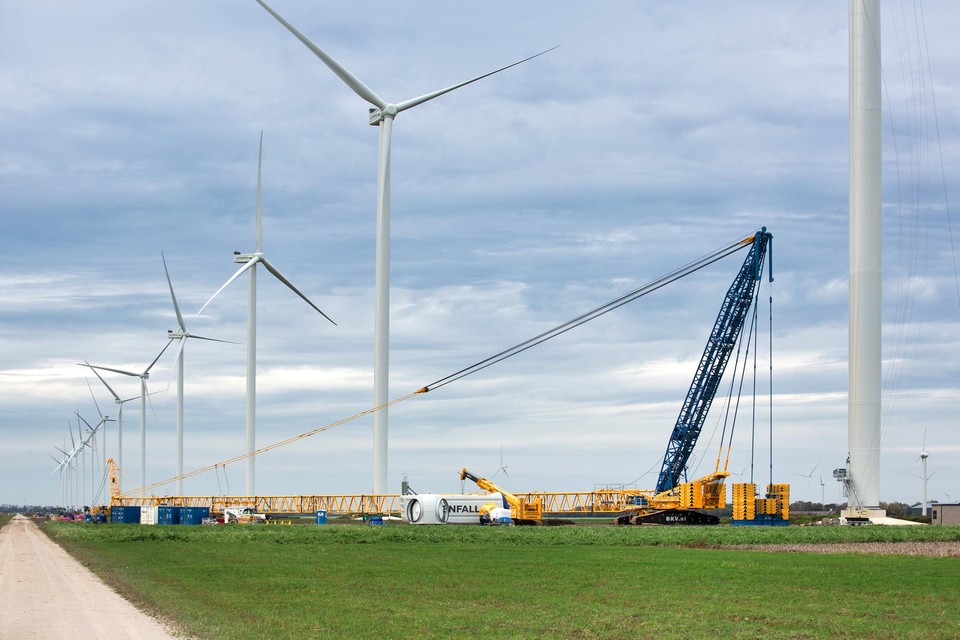 Windpark Wieringermeer in aanbouw.