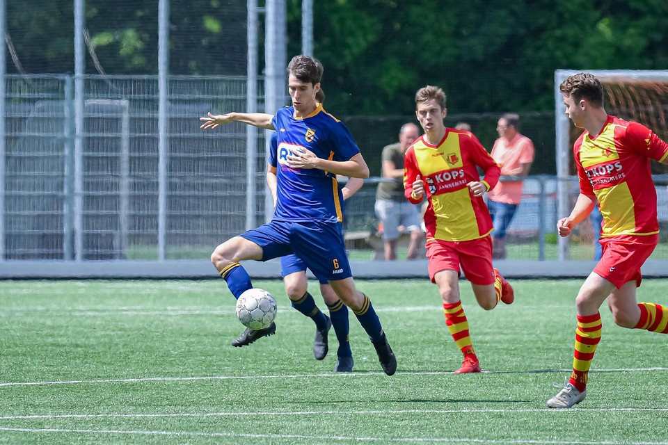 Ruben Hanemaayer neemt de bal aan namens Enkhuizen in de wedstrijd tegen HSV.