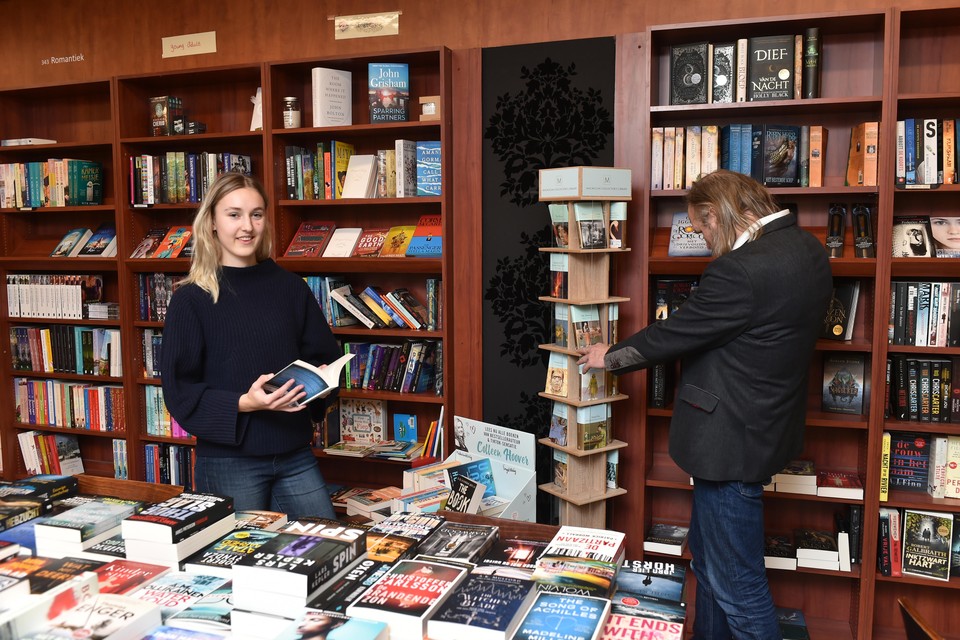 Verkoopster Julia en eigenaar Hans Laan van Boekhandel Laan tussen de Engelstalige boeken.