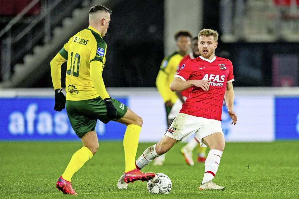 Fredrik Midtsjø probeert Fortuna Sittard-speler Mats Seuntjens af te stoppen.