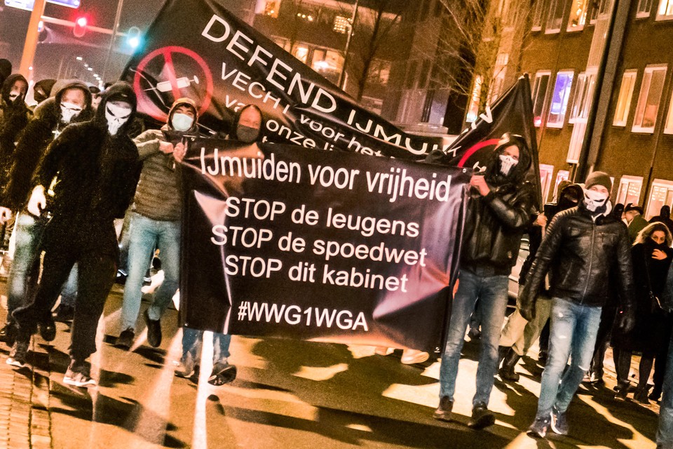 Bij de protestactie van ’Defend IJmuiden’ mogen zaterdag geen fakkels worden gebruikt. Ook het afsteken van vuurwerk en het draaien van harde muziek zijn taboe, kondigt de Velsense burgemeester Frank Dales aan.