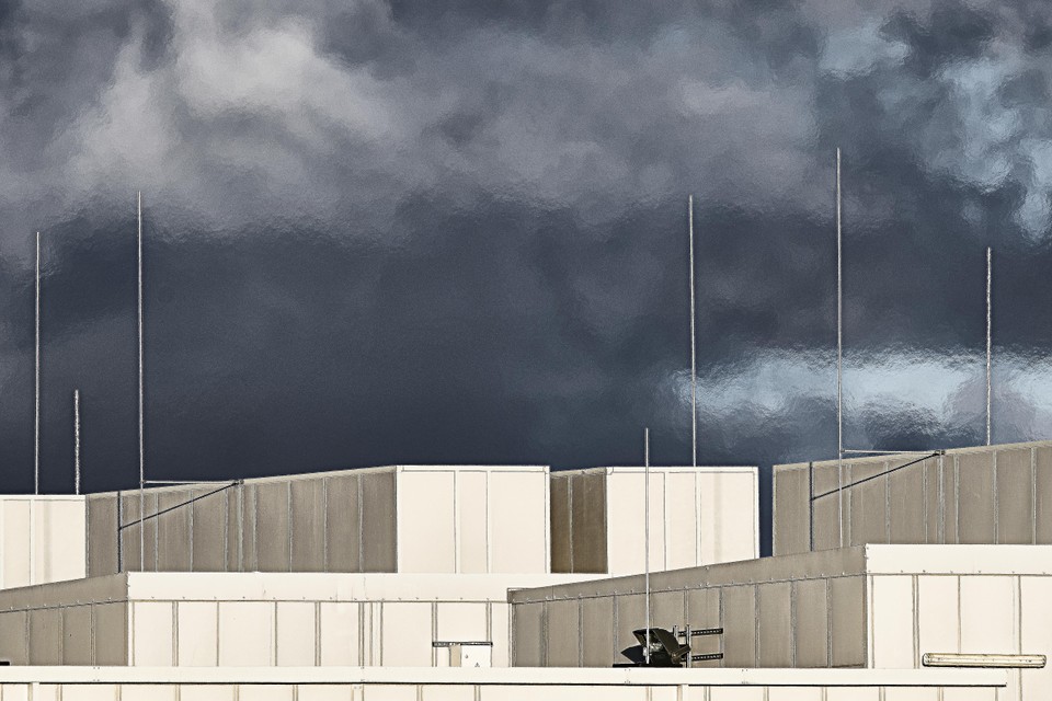 Een datacenter in Middenmeer. De warmte die wordt geproduceerd is goed boven het gebouw te zien.