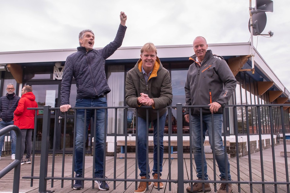 Drie clubiconen van het 75-jarige SV Marken op sportpark Nooitgedacht: Henk Zeeman (links), Jan Peereboom (midden) en Jan Commandeur.